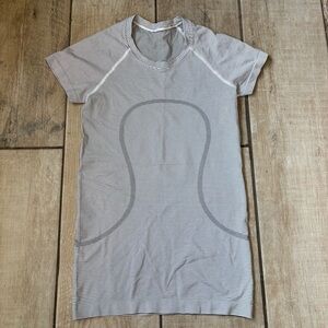 Lululemon Swiftly Tech Short Sleeve 2.0
Women Sz 4 In Tempo Stripe White/Black